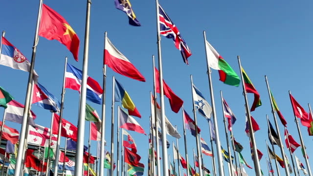 ¿Cómo están relacionadas la Globalización Cultural y la Económica?