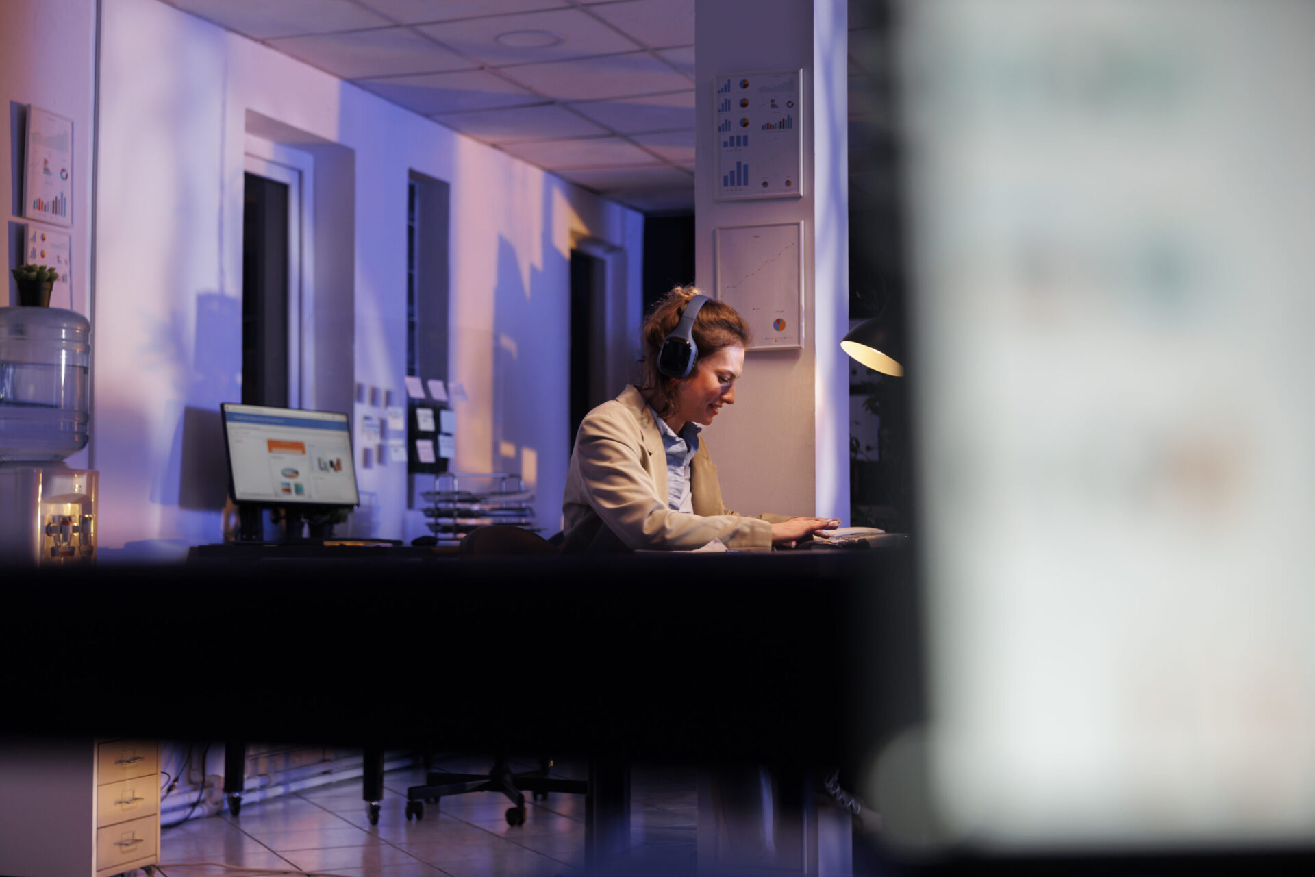 Cómo Invertir en Empresas de Juegos 1 Positive Manager Dancing Having Fun Startup Office Enjoying Listening Music Work Break Businesswoman Wearing Headphone While Working Overtime Financial Growth Report Scaled